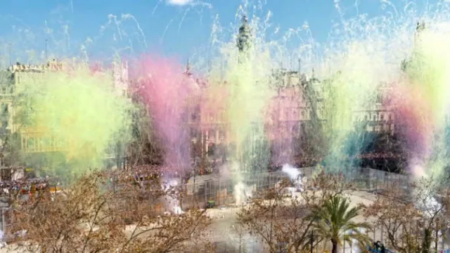 Las Fallas 2023 en València ya están aquí y cómo no podía ser de otra forma, a puro estruendo y olor a pólvora (la fiesta comenzó)