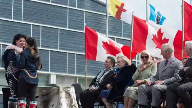 ¿Puede la monarquía británica desprenderse de su pasado imperial?