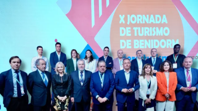 Más de 400 empresarios y directivos se dan cita en la Jornada de Turismo de Benidorm (que sigue apostando por el sector turístico en su décimo aniversario)