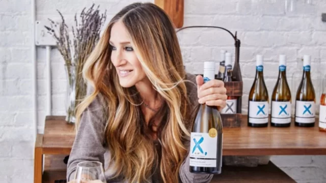 El vino de Sarah Jessica Parker llega a España bajo la marca Invivo X, SJP (de la inolvidable Carrie Bradshaw de Sex and the city)