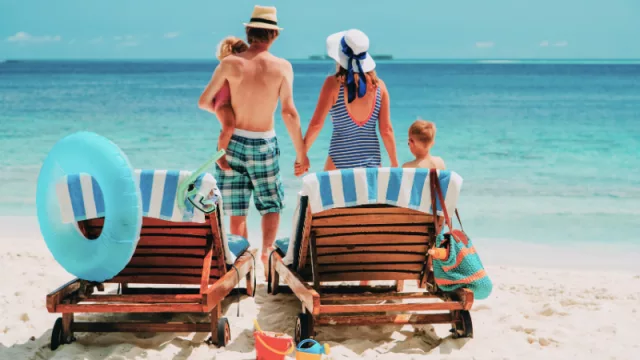 Se estima que los españoles gastarán de media estas vacaciones casi 1.200 euros para este año