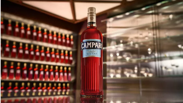 Campari homenajea a Milán en su nueva botella (cambiando de forma y evolucionando junto con la ciudad)