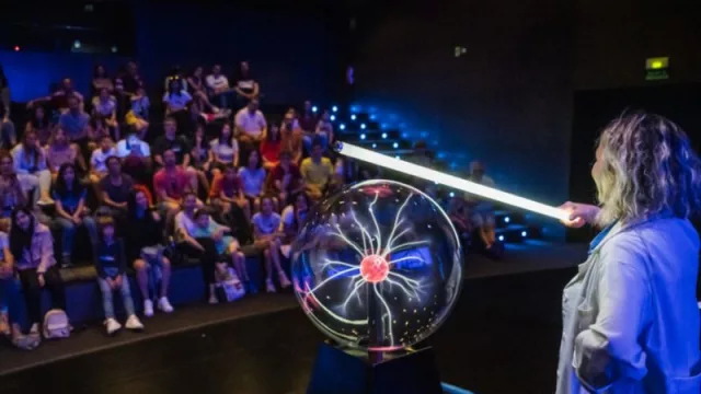 Para los más curiosos el Teatro de la Ciencia ofrece espectáculos diarios en verano (incluidos en la entrada general del Museu de les Ciències)