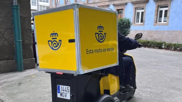 Correos incorpora 100 motos eléctricas de tres ruedas a su flota sostenible (mejorando el reparto de última milla)
