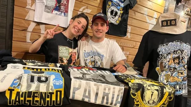 Sigschool: las remeras que vistió Maradona llegaron a Barcelona