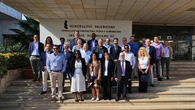 Una delegación del Gobierno de California se interesa por las investigaciones en materia de sanidad vegetal citrícola (que desarrolla el IVIA)