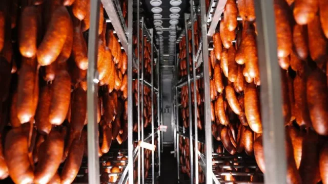 Embutidos Martínez continúa su tecnificación con la inversión de 4 millones de euros en la optimización y robotización de su planta de Cheste