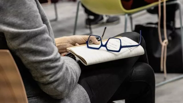 Educación destina 12 orientadores para evitar el abandono y fracaso escolar de personas adultas en la Comunitat Valenciana