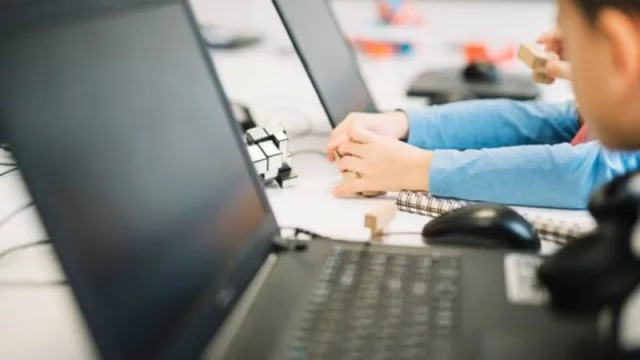 La Consellera Ruth Merino asegura wifi en todos los centros valencianos