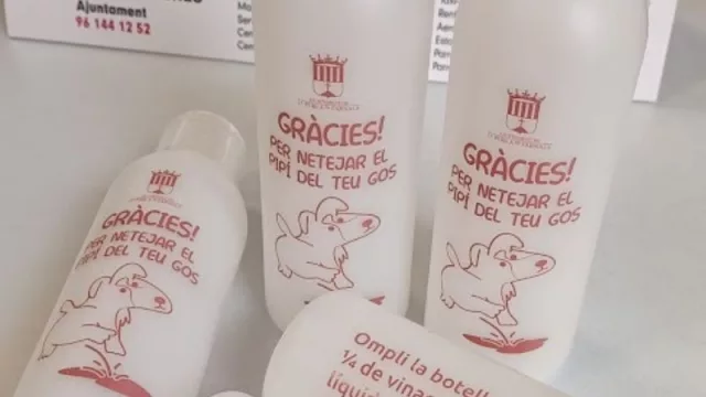 La Pobla de Farnals reparte botellas para limpiar la orina de los perros (una iniciativa enmarcada dentro de la campaña de concienciación 'El pipí me destruye')