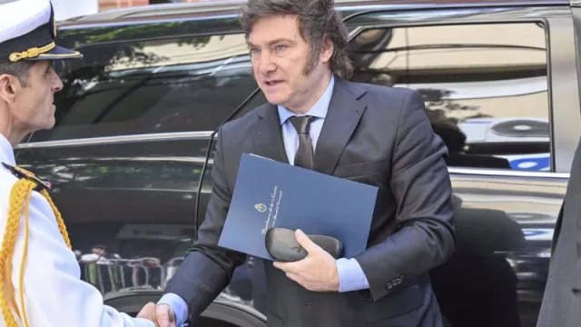 BBVA cree que las "duras medicinas" de Milei son necesarias, pero estima que el PIB de Argentina caerá un 4%