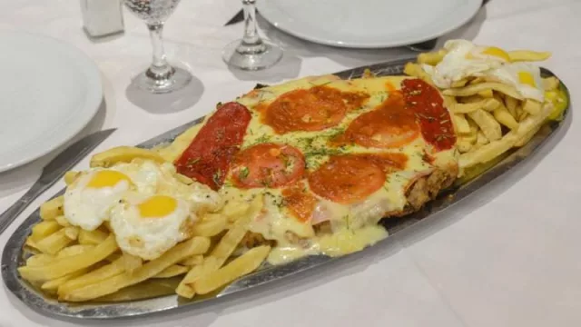 El 3 de mayo se celebra el “Día de la Milanesa” (y hay muchas variantes a la hora de degustar este plato único y elegido por millones de argentinos)