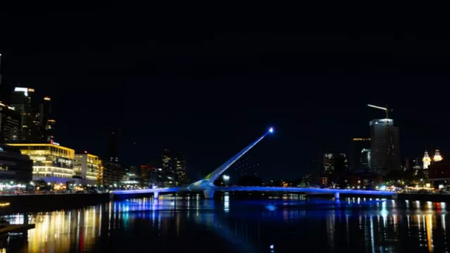 Global Gateway celebró el Día de Europa iluminando el Puente de la Mujer en Buenos Aires