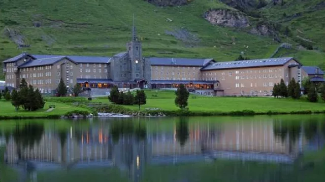 Paseo en barca bajo la luna llena: una experiencia mágica en el Hotel Vall de Núria