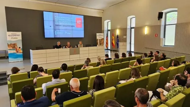 Montes traslada a los municipios turísticos las novedades del decreto de viviendas de uso turístico que “evitará la especulación de esta actividad”
