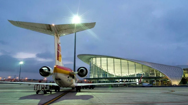 Nuria Montes reitera la necesidad de la ampliación de los aeropuertos de Alicante-Elche y Valencia tras registrar cifras históricas en junio