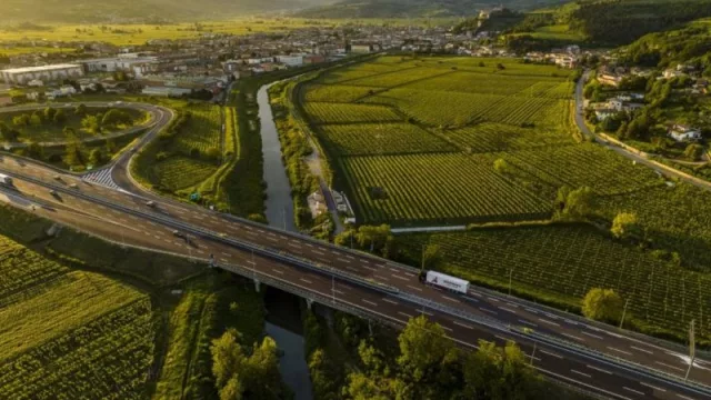Abertis gana 400 millones de euros hasta junio y dispara un 11% su facturación tras incrementar los peajes