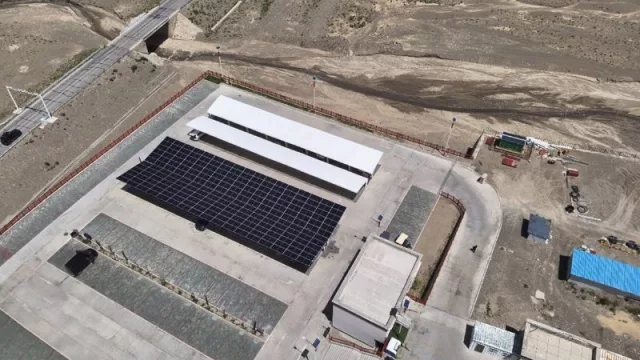 Aiko Solar implementa sus módulos en la estación de recarga solar más alta del mundo
