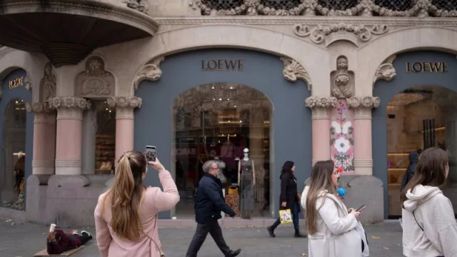 Loewe aumenta un 62,5% su beneficio en 2023, alcanzando los 207 millones, y aprueba 232,4 millones en dividendos