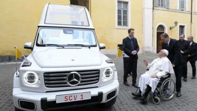 El Papa Francisco recibe el primer “Papamóvil” eléctrico de Mercedes-Benz