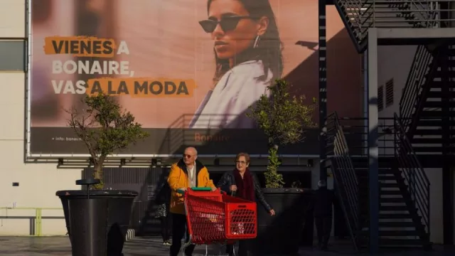 Los tres primeros establecimientos de Bonaire (Foster's Hollywood, Norauto y Alcampo) reabren "ilusionados" por iniciar la recuperación tras la dana