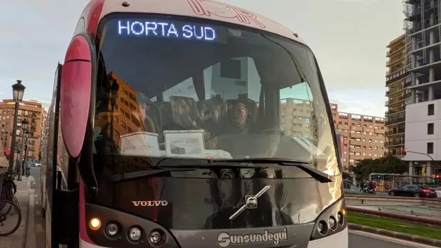Los autobuses habilitados por la Generalitat para trabajadores de áreas industriales dañada han permitido más de 9.700 desplazamientos