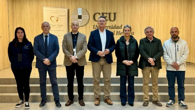 La Generalitat colabora con la asociación Magic Eagle para impulsar terapias asistidas con aves en centros de educación especial