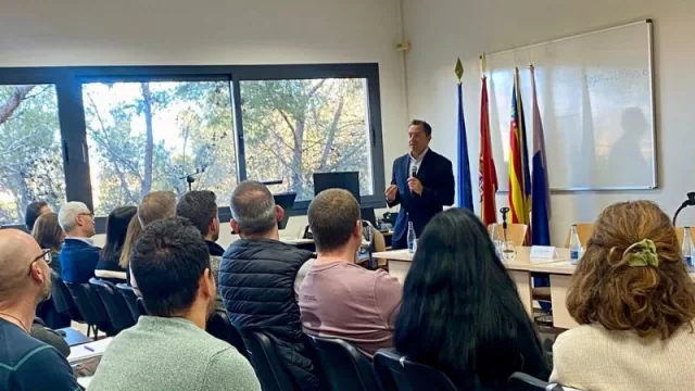 Industria presenta en Alicante las mejoras para agilizar la tramitación administrativa de los proyectos de energías renovables