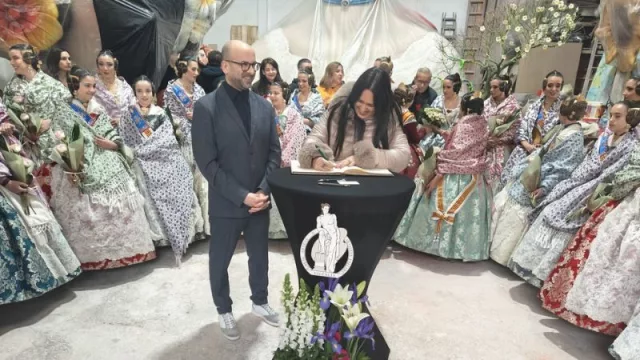 La directora general de Artesanía asiste a la visita de las Falleras Mayores de València al Gremio Artesano de Artistas Falleros