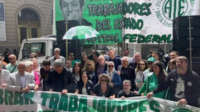 Los funcionarios argentinos se adelantan a la huelga de abril y convocan un paro para frenar 50.000 despidos