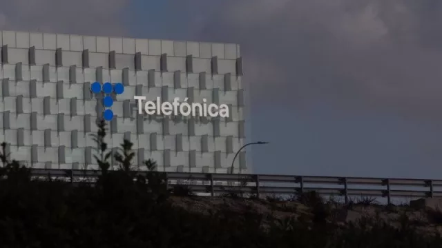 Telefónica pierde 1.731 millones hasta marzo por Argentina y Perú, pero confirma previsiones y dividendo
