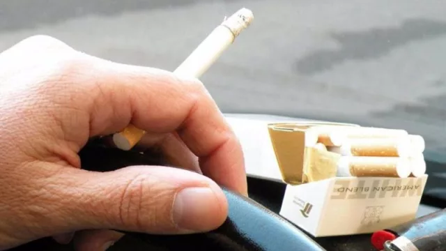 Sanidad prohibirá fumar en vehículos de uso laboral, piscinas públicas, campus y exteriores de salas de fiestas