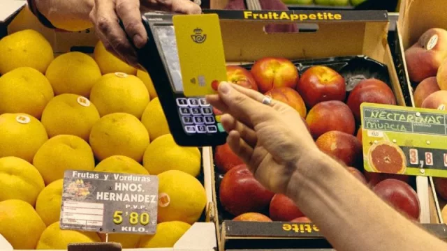 Correos impulsa su servicio de banca online para todos los usuarios, con tarjeta prepago e IBAN español