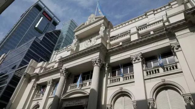 El Banco Central de Argentina habilita el uso de cheques electrónicos en dólares