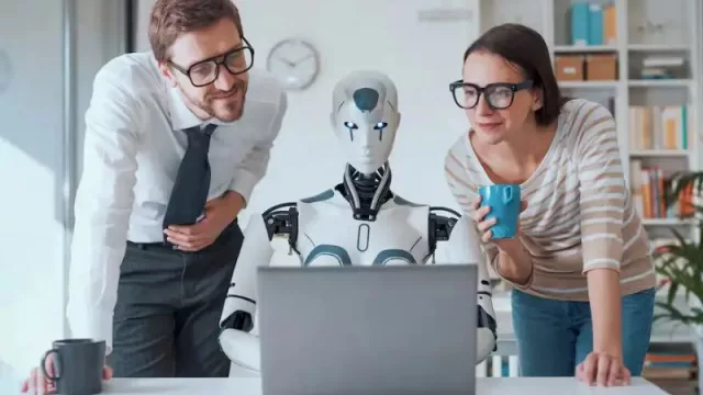 Cómo la IA está devolviendo al mercado laboral a mayores de 45 gracias a ayudas públicas