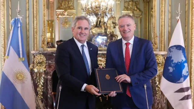 Argentina entrega el memorándum inicial a la OCDE para adherirse al organismo internacional