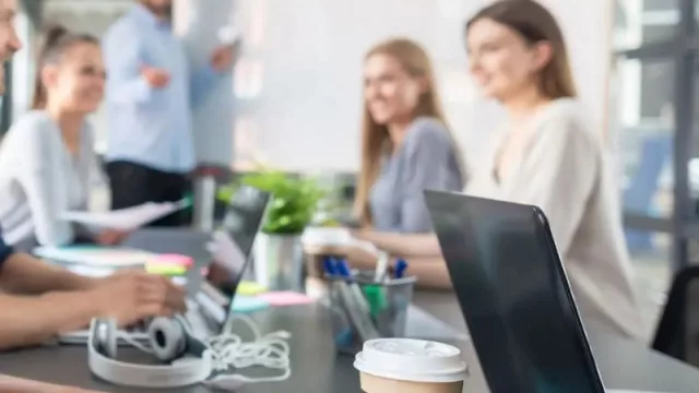 10 prácticas que aplican las empresas para motivar a los empleados en un fin de año agotador