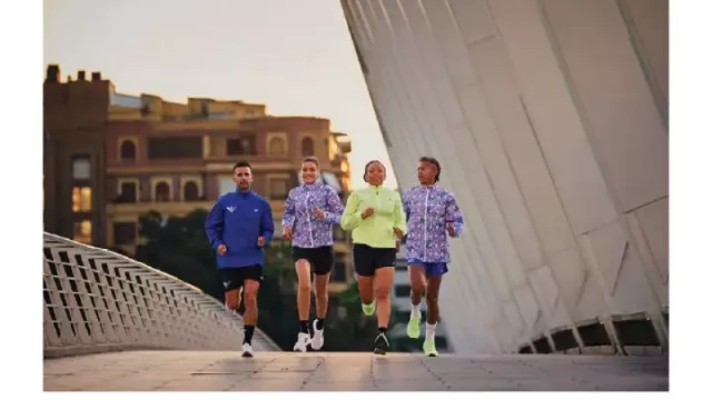 Run Your Way: New Balance lidera la Maratón de Valencia 2025 con una experiencia multicanal que une deporte, cultura, innovación y artesanía