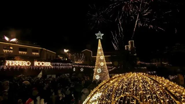 Tejeda resplandece con la espectacular iluminación navideña de Ferrero Rocher en el corazón de Gran Canaria