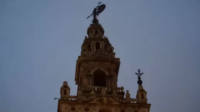 El fuerte viento desprende una de las azucenas de bronce que rematan la Giralda de Sevilla