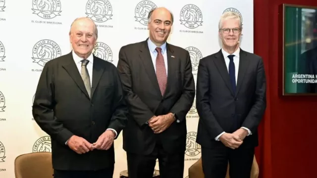 El embajador argentino advierte a las empresas españolas, en el Círculo Ecuestre: “Quien no invierta ahora lo hará más caro dentro de dos años”