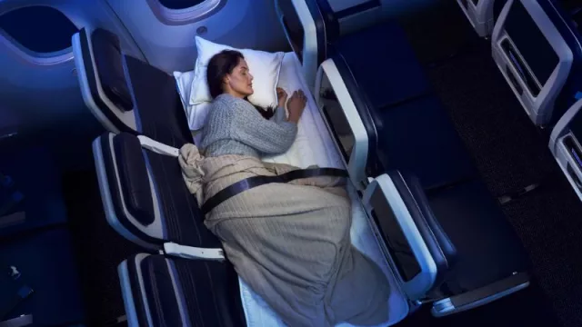 United Airlines lanza su fila-cama en económica: así son los nuevos asientos para vuelos de larga distancia (sin pagar business)