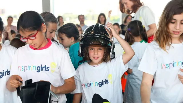 Inspiring Girls y Foundever.org se alían para llevar la formación en IA a niñas en edad escolar