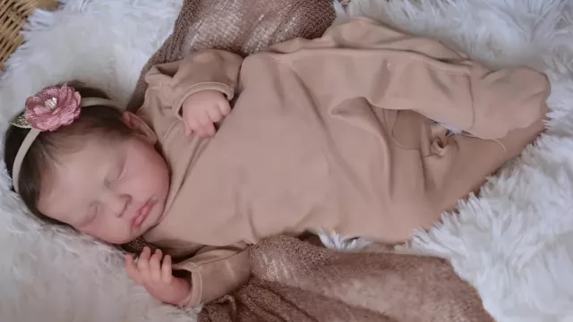 El fenómeno de los bebés reborn llegó al país (uruguayos encargan por miles de dólares muñecos hiperrealistas hechos a mano)