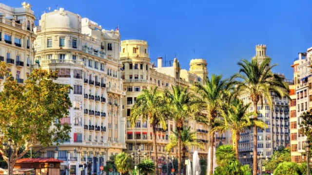 Valencia, Sevilla y Las Palmas, entre las mejores ciudades para teletrabajar este verano