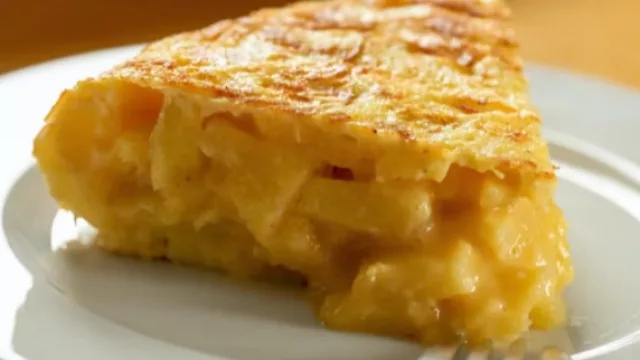 Coronada como el plato estrella nacional: España elige la tortilla jugosa y con cebolla como su gran reina