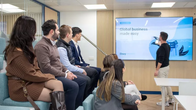 Ebury impulsa el talento en IA entre colectivos vulnerables en Madrid