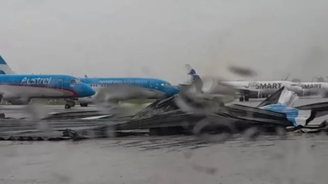 Vuelos y temporal: el mal tiempo puede eximir a las aerolíneas de indemnizar, pero no libera de atender a sus pasajeros