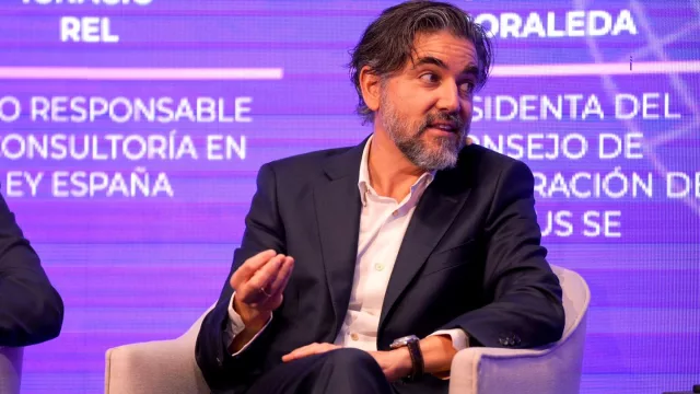 El CEO de Santander España, Ignacio Juliá, reclama que el valor de la IA no se quede en las plataformas tecnológicas