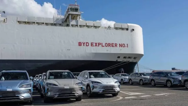 Europa intenta frenar al coche chino mientras China entra por la puerta de atrás
